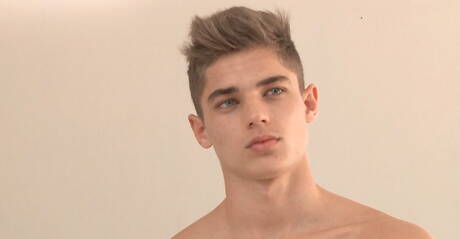 Mięsisty Roland Curtis masturbuje się