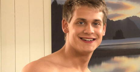 El musculoso checo Mark Sullivan juega con una polla