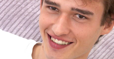 Słowacki piękny chłopiec Kieran Benning bawi się penisem