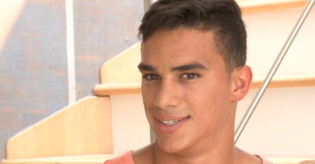 Il muscoloso latino Miguel Estevez si masturba