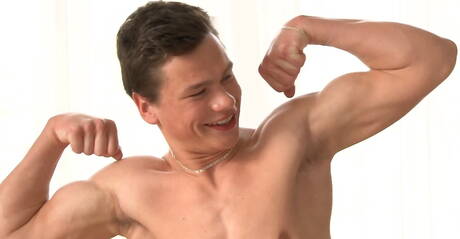 ボディビルダーのベニー・サベリンがチンポをシゴく