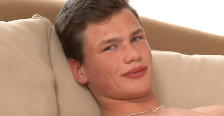 ボディビルダーのベニー・サベリンがチンポをシゴく