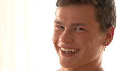 ボディビルダーのベニー・サベリンがチンポをシゴく