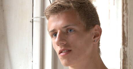 Szwedzki gorący młodzieniec Henrik Bjorn masturbuje się