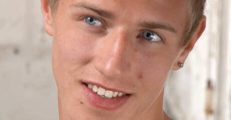 Szwedzki gorący młodzieniec Henrik Bjorn masturbuje się