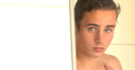 Tsjechische jongeman Jerry Hannan trekt zijn pik af onder de douche