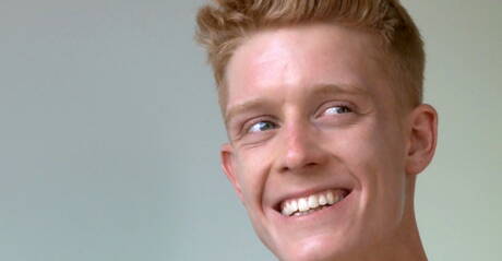 Le beau garçon tchèque Ronny Lamarr suce une bite