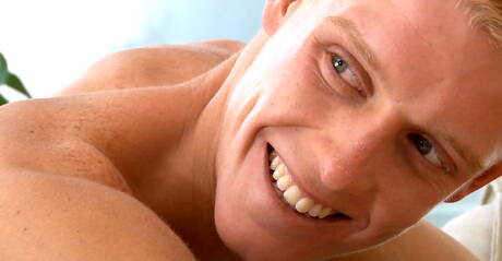 Le beau garçon tchèque Ronny Lamarr suce une bite