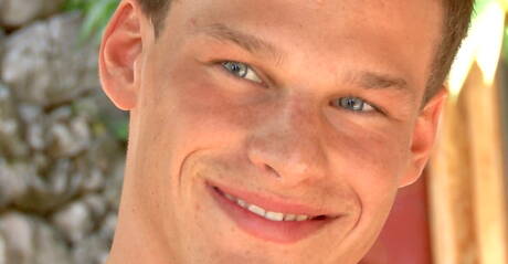 セクシーな仲間のクリス・エヴァンス、ライアン・カッチャー、ピーター・フレミングが屋外で激しい3Pセックスをする