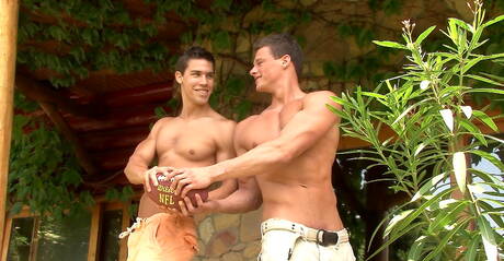 Die sexy Kumpels Kris Evans, Ryan Kutcher und Peter Fleming haben harten Dreier-Sex im Freien