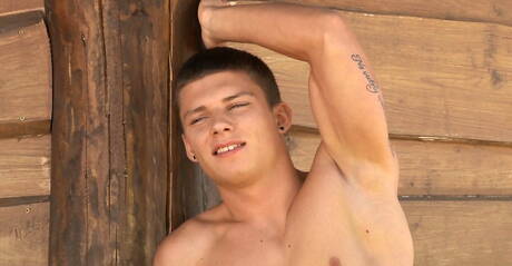 Der muskulöse Aiden Quinn spielt unter der Dusche mit seinem Schwanz