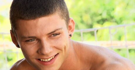 Der muskulöse Aiden Quinn spielt unter der Dusche mit seinem Schwanz