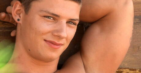 Der muskulöse Aiden Quinn spielt unter der Dusche mit seinem Schwanz