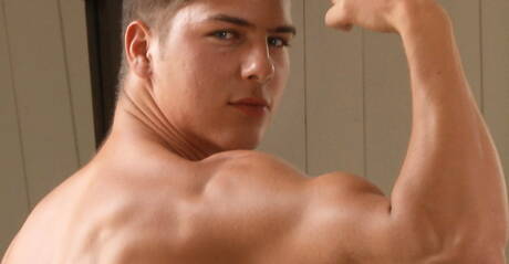 Twardziel Wayne Taub masturbuje się swoim penisem