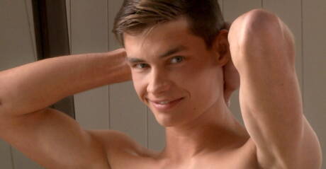 El musculoso Thierry Dore se masturba