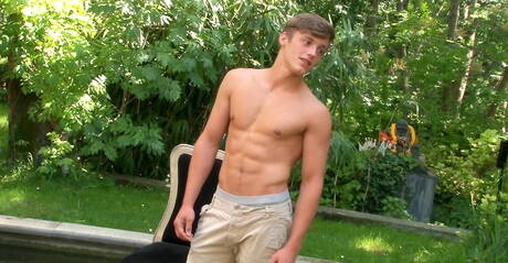 Der muskulöse Aksel Thorn spielt draußen mit seinem Schwanz