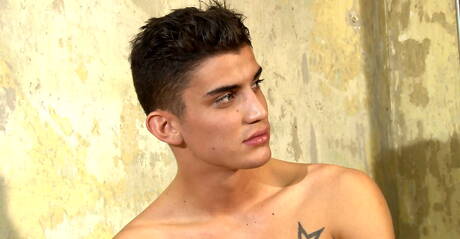 Il giovane Derek Jenkins gioca con il cazzo in bagno