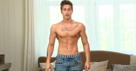 ボディビルダーのケリー・アトキンソンがオナニー