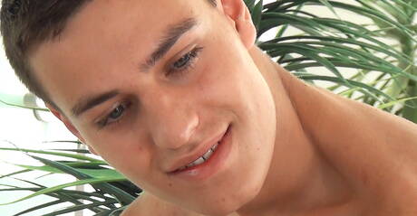 Le costaud Landon Mitchell se branle la bite