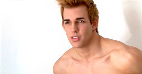 Il toro forte Andy Smith si masturba sotto la doccia calda