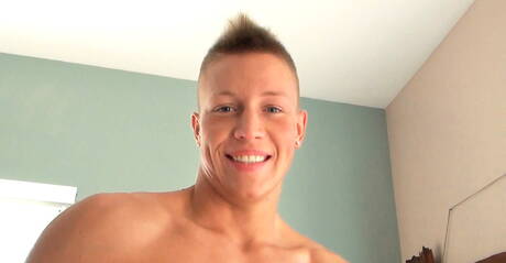 El musculoso Andrew Lynch se burla de su polla