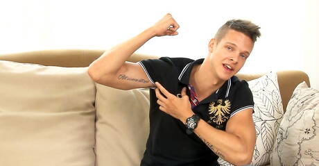 Dobrze zbudowany Bjorn Nilsen ma przyjemność