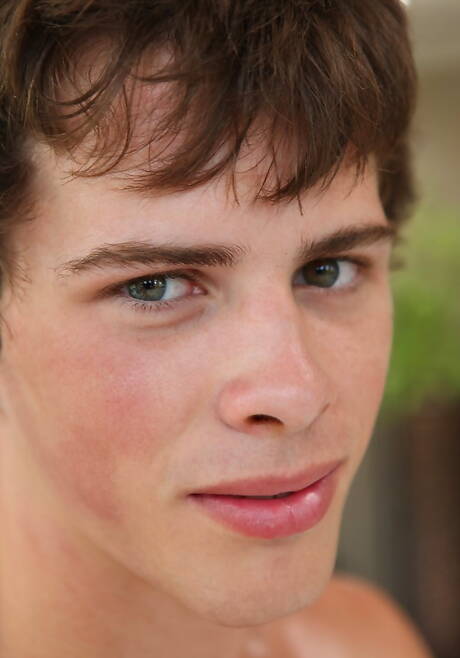 Le beau garçon tchèque Billy Montague montre un corps parfait