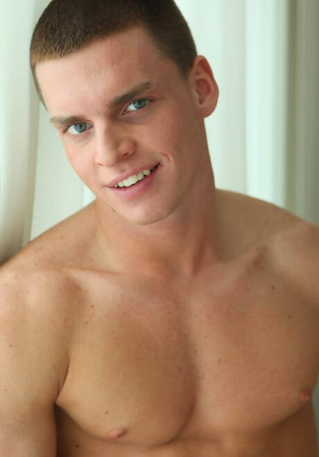 筋肉質なブルース・パーマーが服を脱いで素敵なお尻を見せる