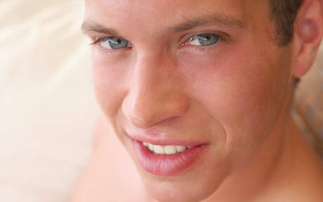 Il muscoloso ceco Jacob Salinger si spoglia e mostra il suo sedere all