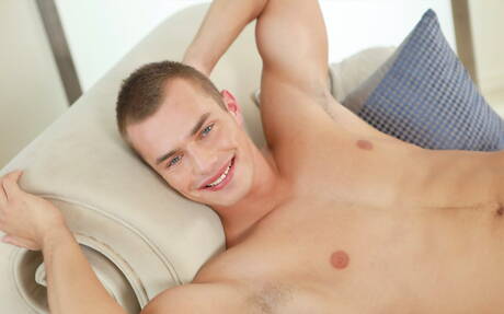 Tsjechische gespierde Hoyt Kogan poseert naakt en toont mooie kont