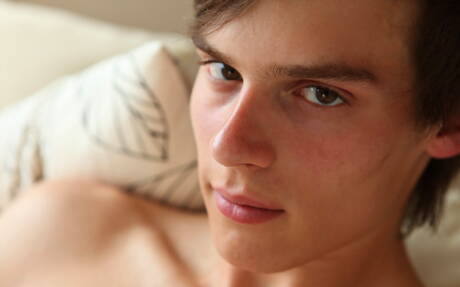 De knappe Tsjechische Cameron Buirski toont een stevig lichaam