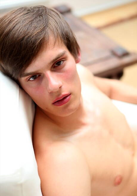 De knappe Tsjechische Cameron Buirski toont een stevig lichaam