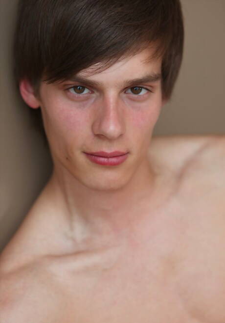 De knappe Tsjechische Cameron Buirski toont een stevig lichaam