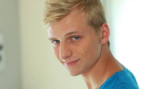 肌肉發達的阿德里安·貝克爾脫光衣服，露出漂亮的臀部