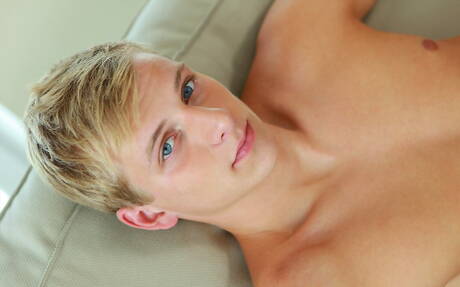 肌肉發達的阿德里安·貝克爾脫光衣服，露出漂亮的臀部