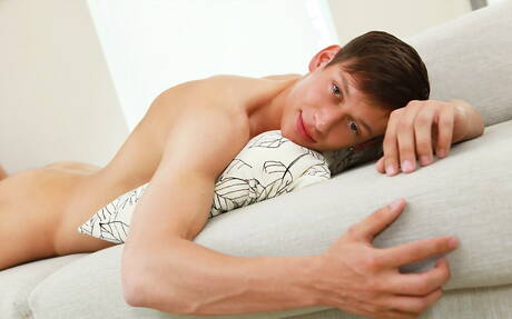 Czech young dude Jeff Mirren get naked and showing hot ass