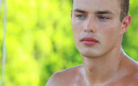 De goed gebouwde Tsjechische Hoyt Kogan kleedt zich uit en laat zijn kont buiten zien