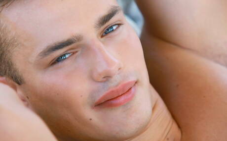 De goed gebouwde Tsjechische Hoyt Kogan kleedt zich uit en laat zijn kont buiten zien