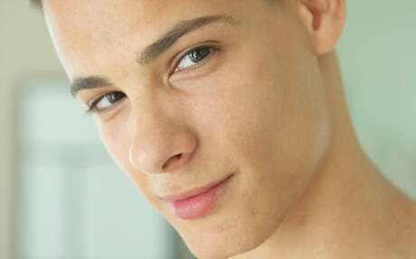 El duro ruso Andrei Karenin se masturba la polla