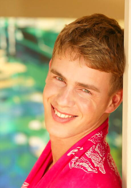 Le musclé Sebastian Bonnet se déshabille et montre ses fesses chaudes à l