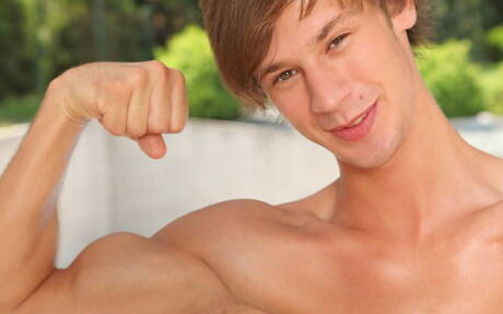 Le beau garçon américain Paul Mekas pose nu et montre ses fesses chaudes dans la piscine