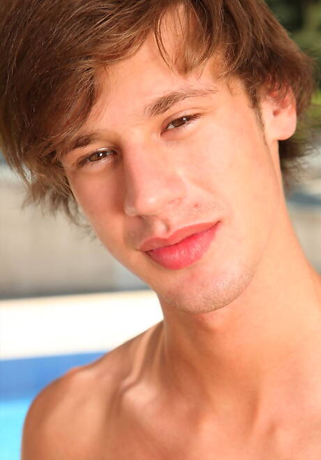 Le beau garçon américain Paul Mekas pose nu et montre ses fesses chaudes dans la piscine