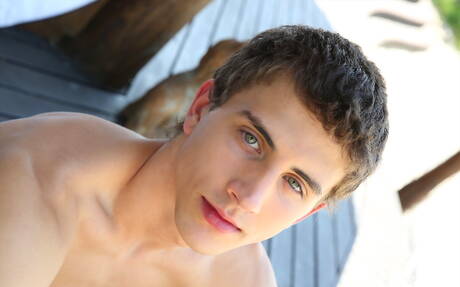 El supersemental Jonas Asther posando desnudo y mostrando su culo al aire libre