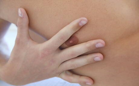 Le beau gosse tchèque Marcel Gassion pose nu et montre son joli cul à l