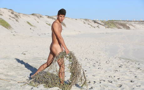 El checo husky Antony Lorca se desnuda y muestra su bonito culo en la playa