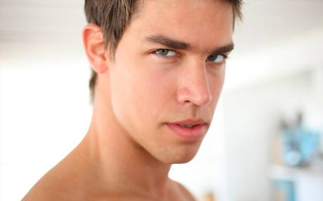 O supergaranhão americano Kris Evans se divertindo em um chuveiro quente