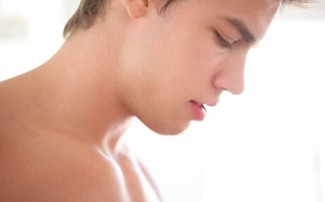 O supergaranhão americano Kris Evans se divertindo em um chuveiro quente