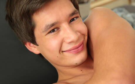 Der attraktive Janis Rooklyn posiert nackt und zeigt seinen knackigen Hintern