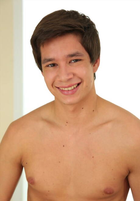 Der attraktive Janis Rooklyn posiert nackt und zeigt seinen knackigen Hintern