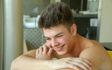 Der kräftige Parker Rowe zeigt einen muskulösen Körper